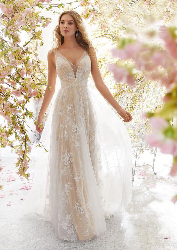 Elegantes Spitzen-Hochzeitskleid von Fudus mit V-Ausschnitt und ärmelloser Ausführung