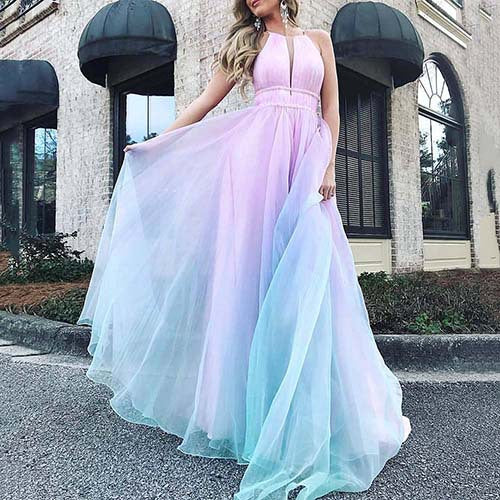 Elegantes Abendkleid von Fudus mit tiefem V-Ausschnitt und langem Rock
