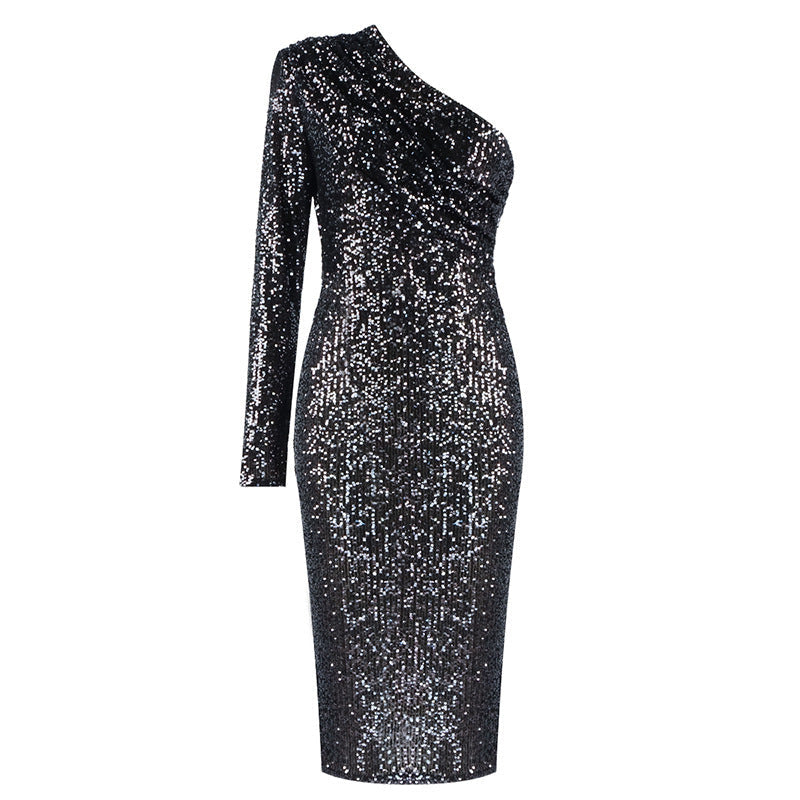 Abendkleid von Fudus mit schrägen Kragen und glänzenden Pailletten