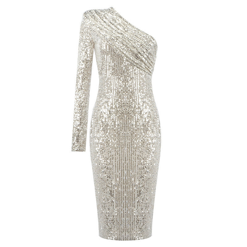 Abendkleid von Fudus mit schrägen Kragen und glänzenden Pailletten