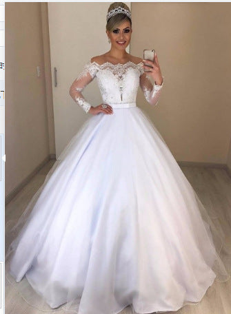 Glamouröses Hochzeitskleid mit Spitzenbesatz und Puffärmeln von Fudus