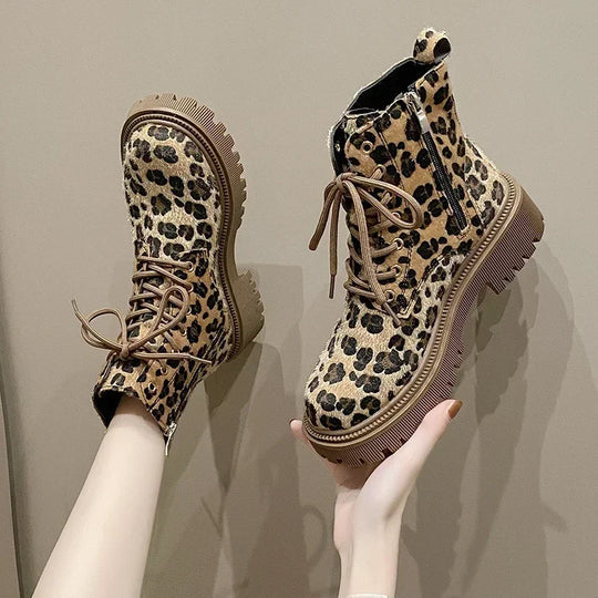 Abriana Stiefel im Leoparden-Look