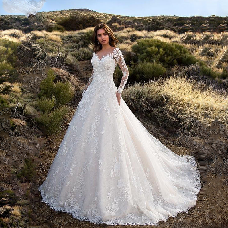 Edles weißes Brautkleid von Fudus
