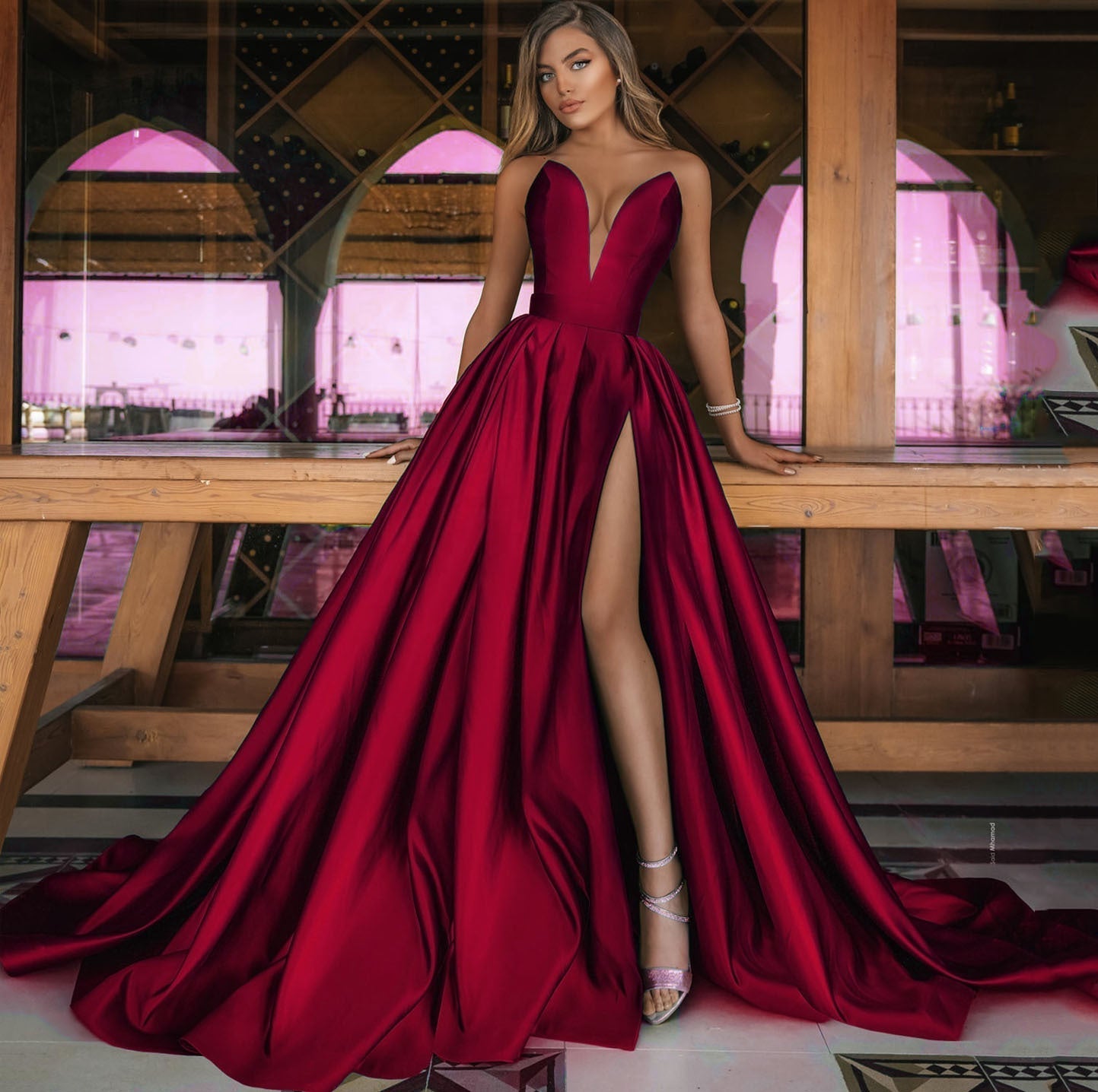 Elegantes langes Hochzeitskleid mit Schlitz von Fudus
