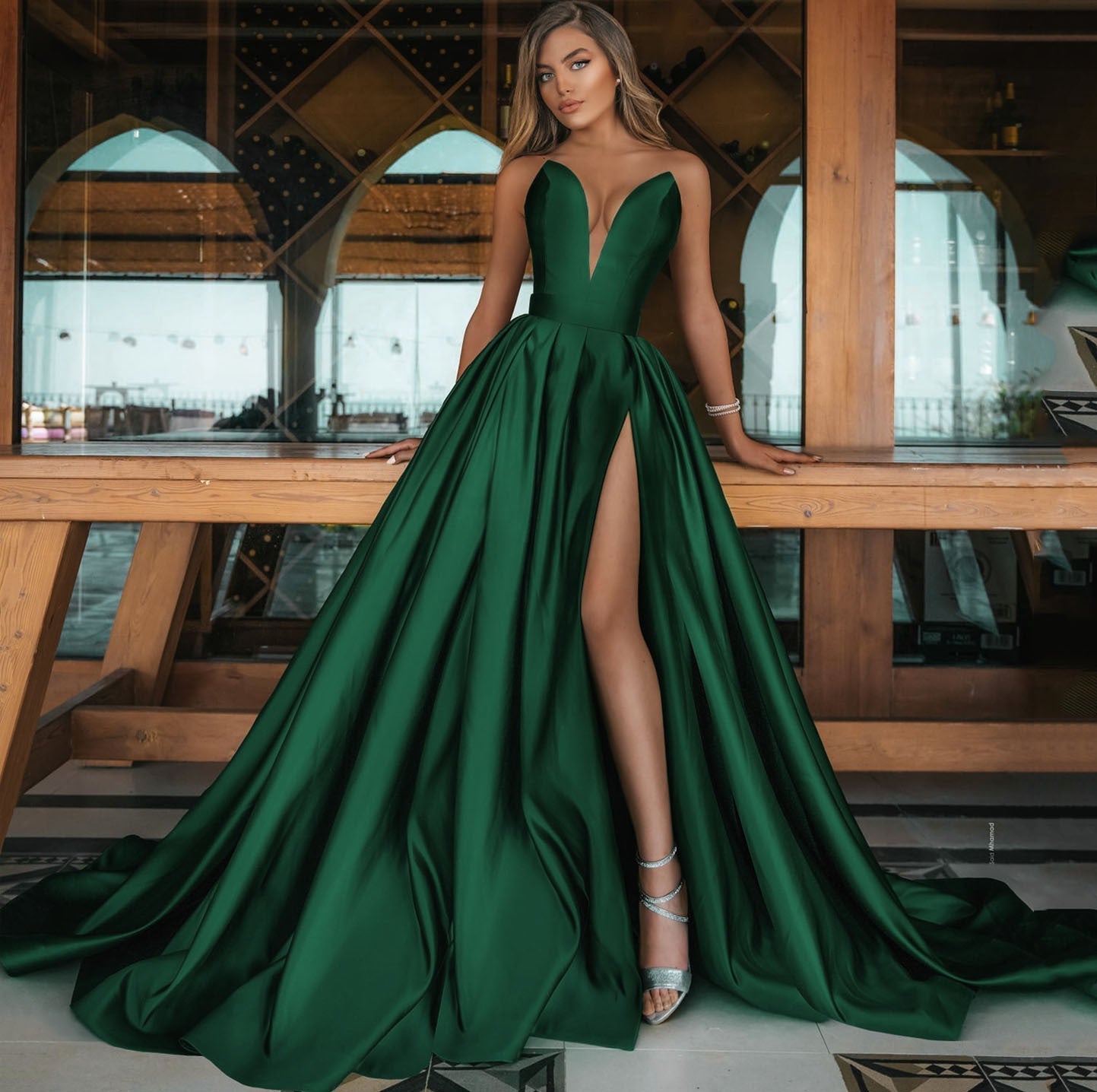 Elegantes langes Hochzeitskleid mit Schlitz von Fudus