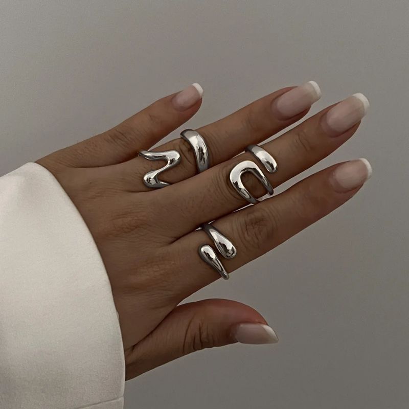 Ensemble De Bagues En Métal Liquide Avec Finition Haute Brillance Et Silhouette Organique