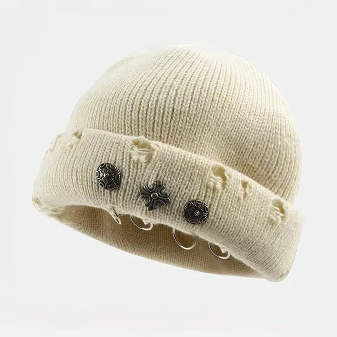 Bonnet Tricot Contemporain Piercé avec Croix et Détails Piercing Ourlet Usé Coton Polyester Pièces Métalliques