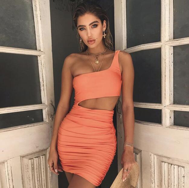 Kurzes Fudus Kleid mit asymmetrischem Schnitt, sexy Design und Ausschnitt