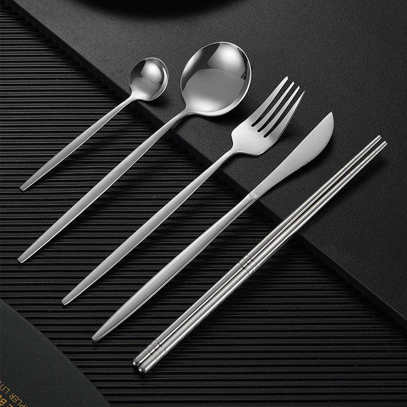 Set de Couverts Moderne en Acier Inoxydable Finis Noir Mat et Or Pour Réceptions Élégantes