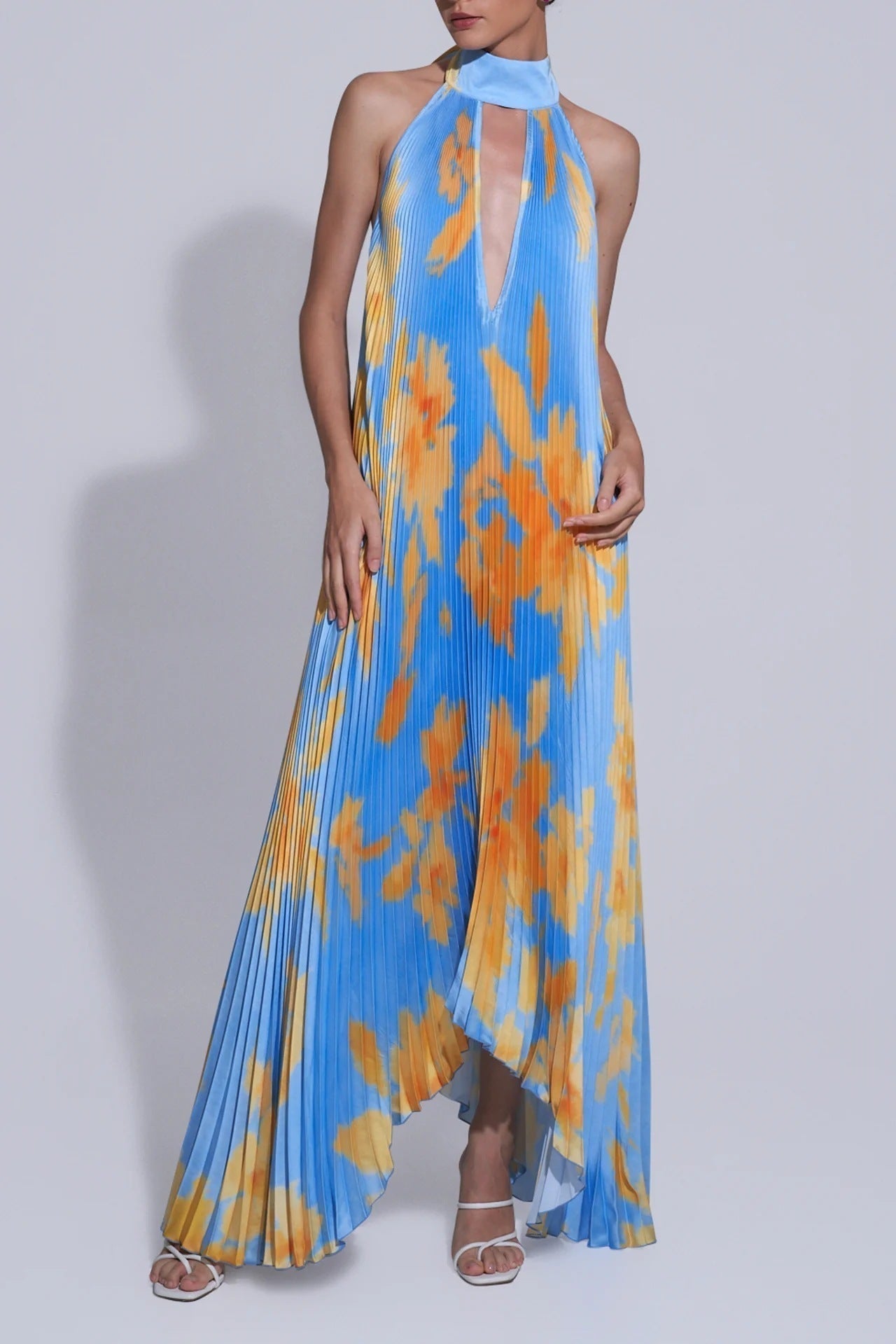 Fudus bedrucktes Swing-Kleid mit tiefem V-Ausschnitt