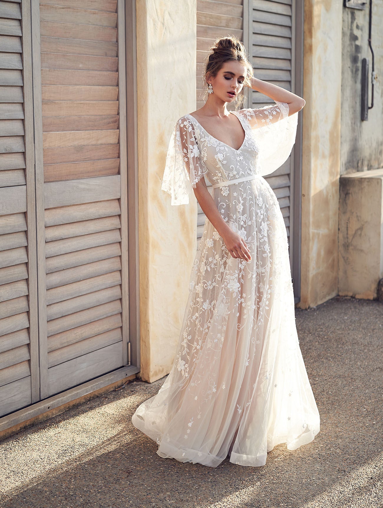 Elegantes Rückenausfluss-Kleid von Fudus