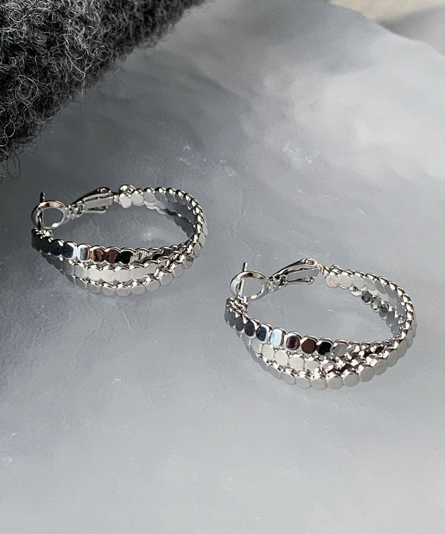 Boucles d'oreilles créoles torsadées en soie et argent sterling, style boutique. - Amawinc