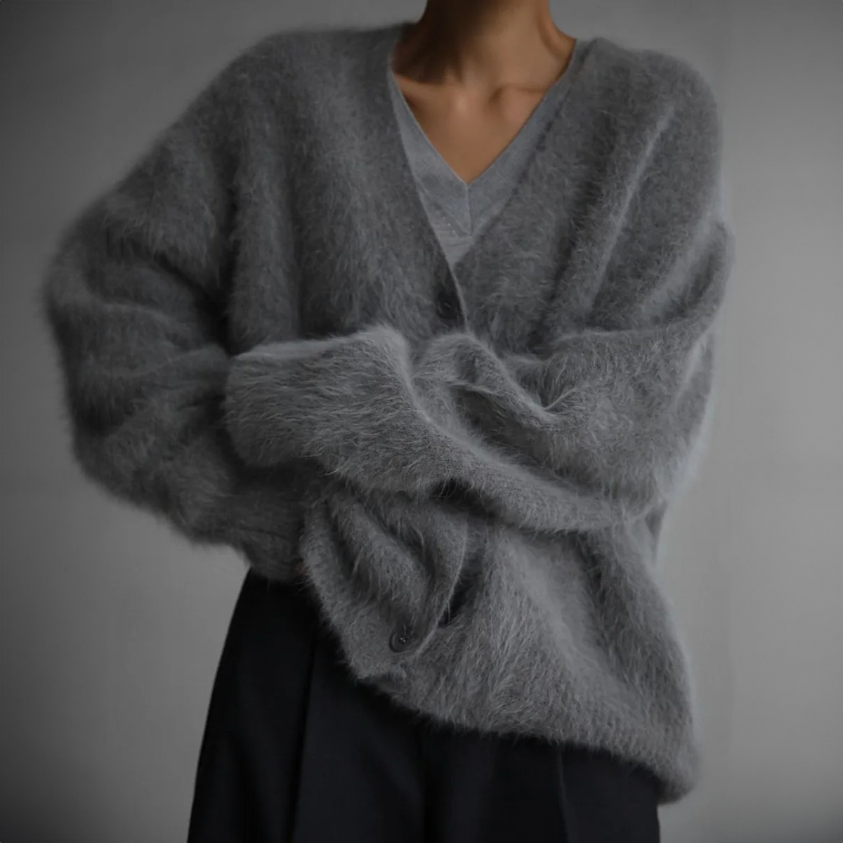 Cardigan Femme En Tricot Pelucheux À Coupe Décontractée Hailey Court Pour Un Look Confortable Et Élégant