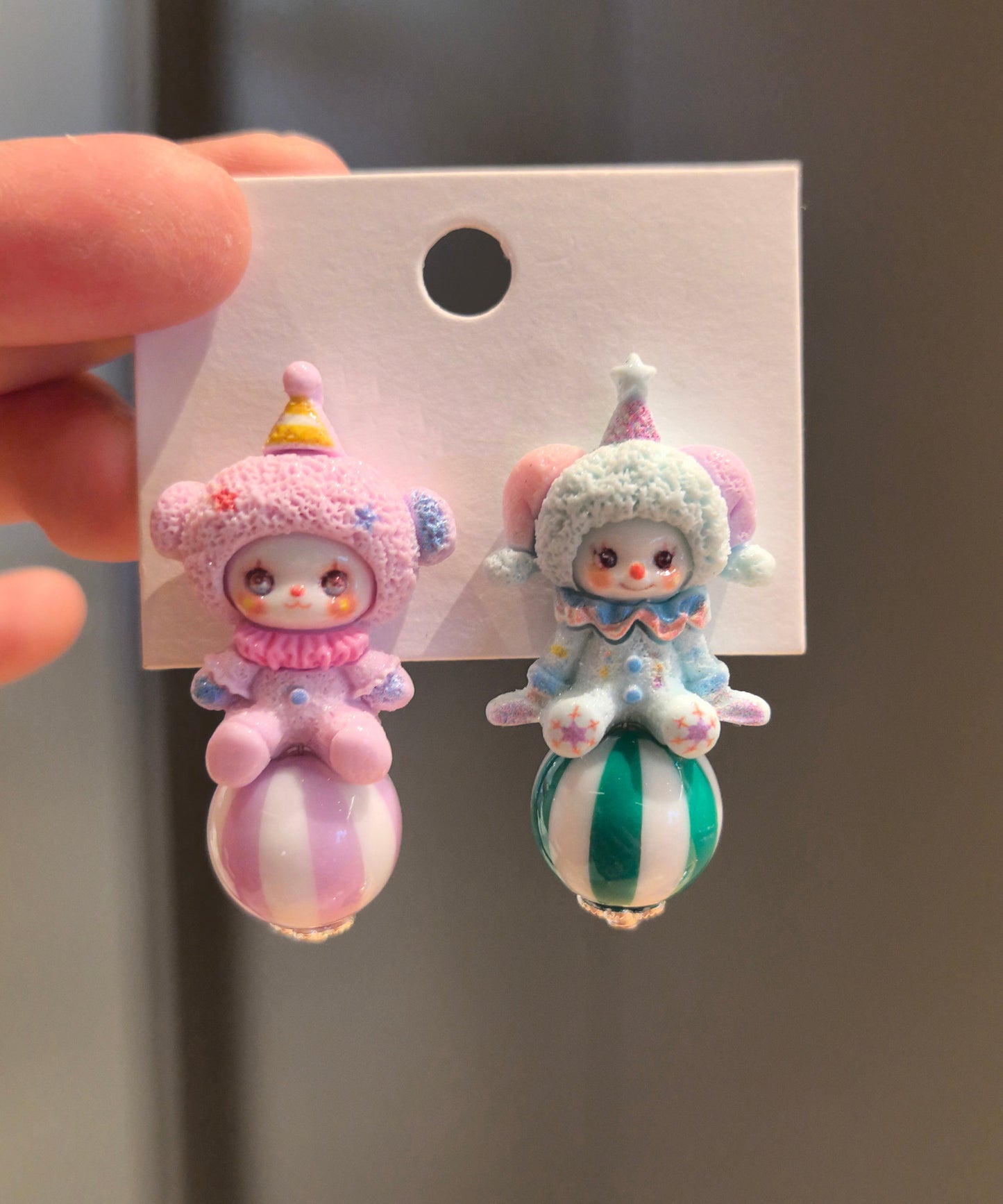 Boucles d'oreilles à tige en alliage asymétrique en forme de poupée de dessin animé - Amawinc