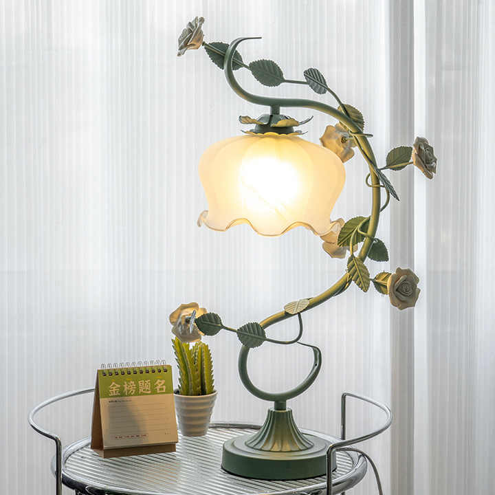 Elegante Rosenleuchte mit Überdachung von RosaGlo™