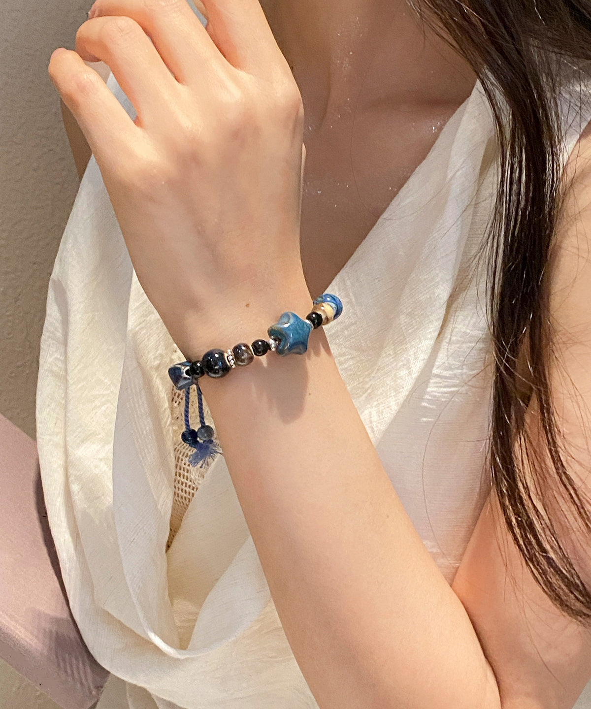 Bracelet à breloques en céramique tissée bleu roi fait main - Amawinc