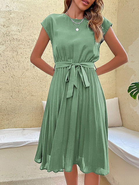 Lässiges, plissiertes Minikleid mit kurzen Ärmeln von Klara – perfekt für den Sommer