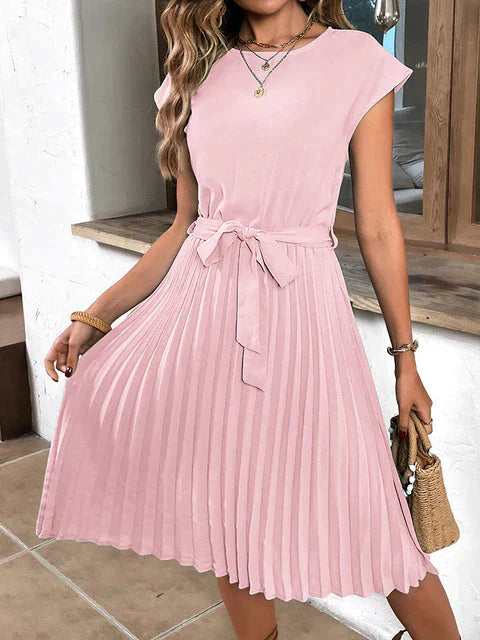 Lässiges, plissiertes Minikleid mit kurzen Ärmeln von Klara – perfekt für den Sommer