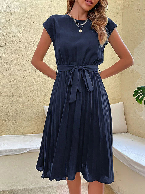 Lässiges, plissiertes Minikleid mit kurzen Ärmeln von Klara – perfekt für den Sommer