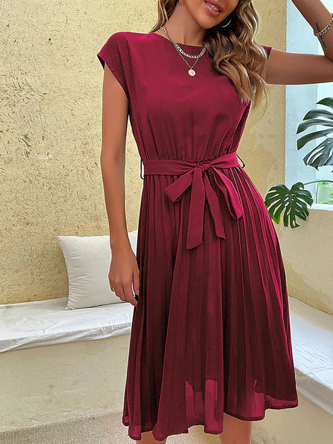 Lässiges, plissiertes Minikleid mit kurzen Ärmeln von Klara – perfekt für den Sommer