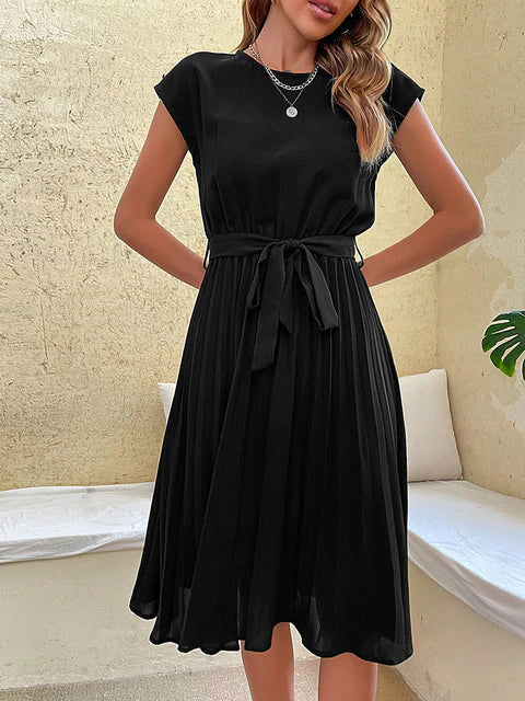 Lässiges, plissiertes Minikleid mit kurzen Ärmeln von Klara – perfekt für den Sommer