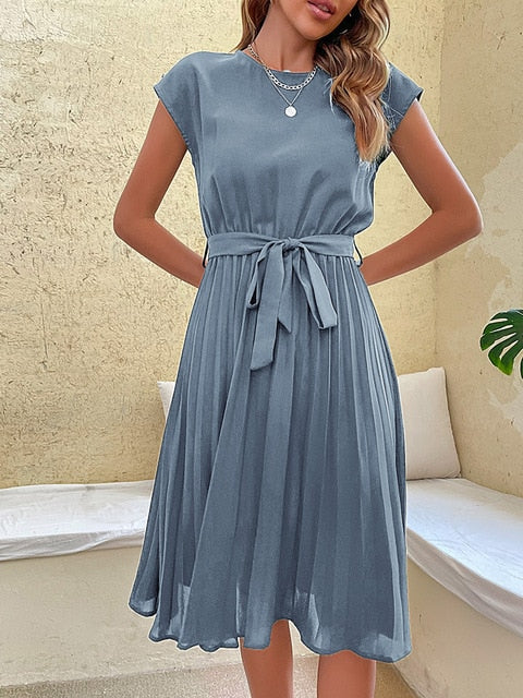 Lässiges, plissiertes Minikleid mit kurzen Ärmeln von Klara – perfekt für den Sommer
