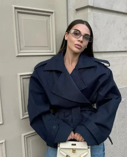 Trench Court Lily Épaules Larges Col En Revers Ceinture À Nouer Style Moderne Chic