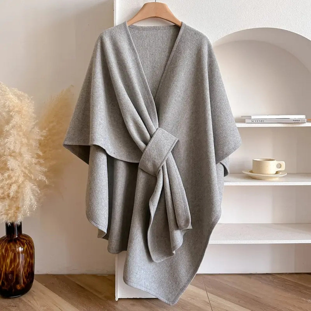 Cape Oversize Lily Avec Col V Noeud Auto Longueur Cuisses Et Ourlet Asymétrique Élégante