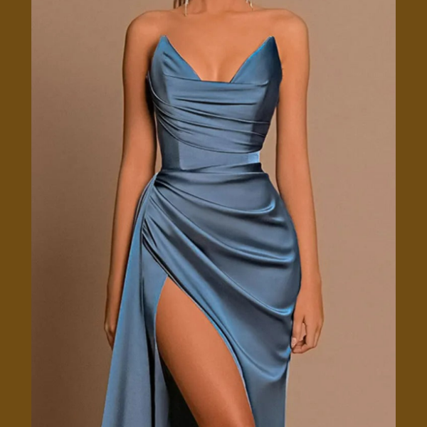 Langes Satin-Maxikleid in Schwarz und Blau mit hohem Schlitz