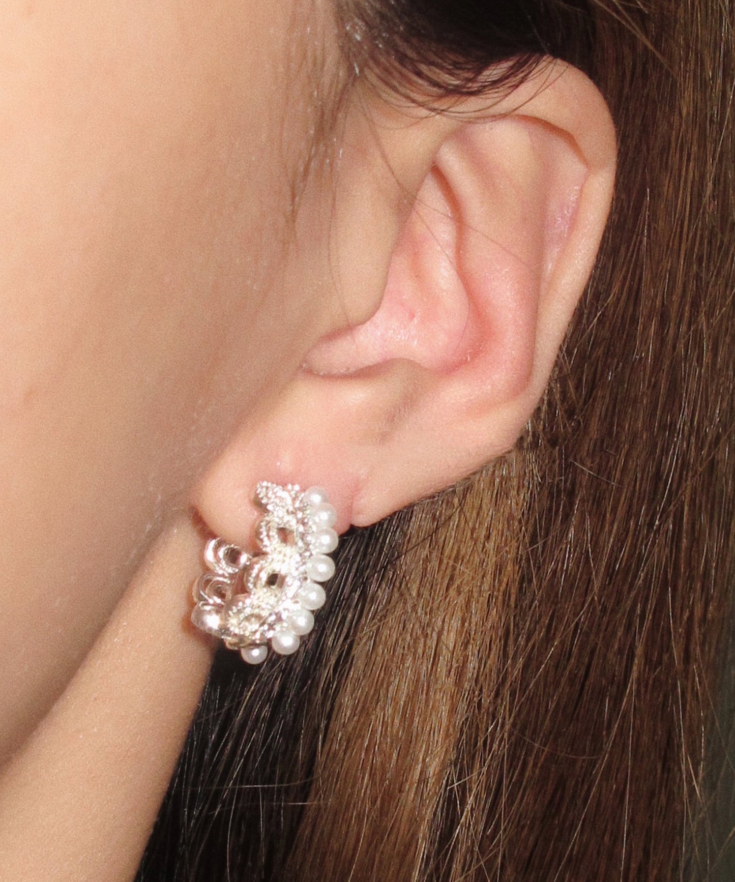 Boucles d'oreilles créoles modernes en alliage blanc tissé de perles et dentelle - Amawinc