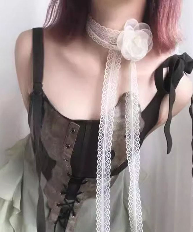 Collier moderne en dentelle blanche ajourée à motif floral - Amawinc