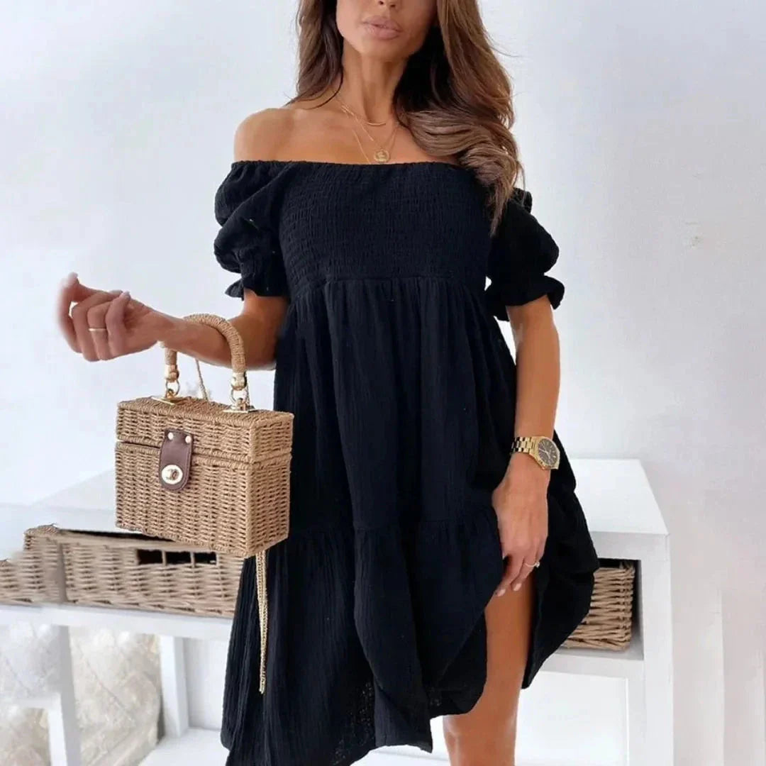 Robe Mini Smockée À Épaules Dénudées Moira Par Waylynn Pour Étés Ensoleillés Et Moments Décontractés