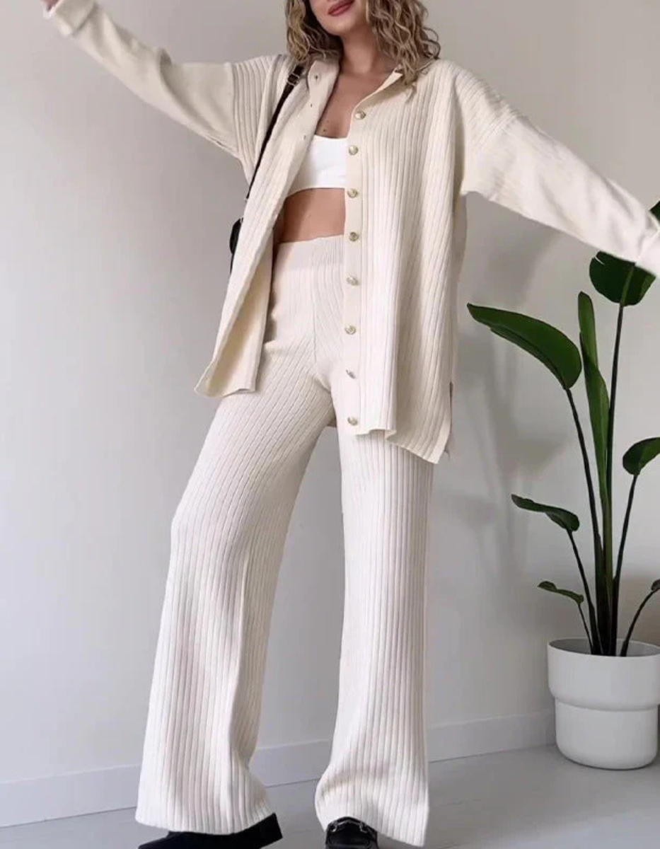 DAGMAR: Langärmliges Hemd und gerippte Hose