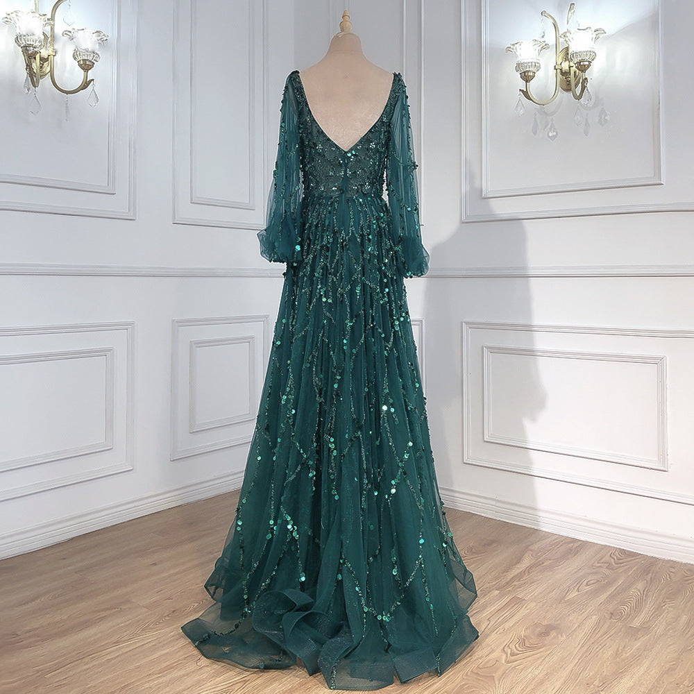 Fudus verführerisches langes Kleid im Stil einer sozialitären Königin