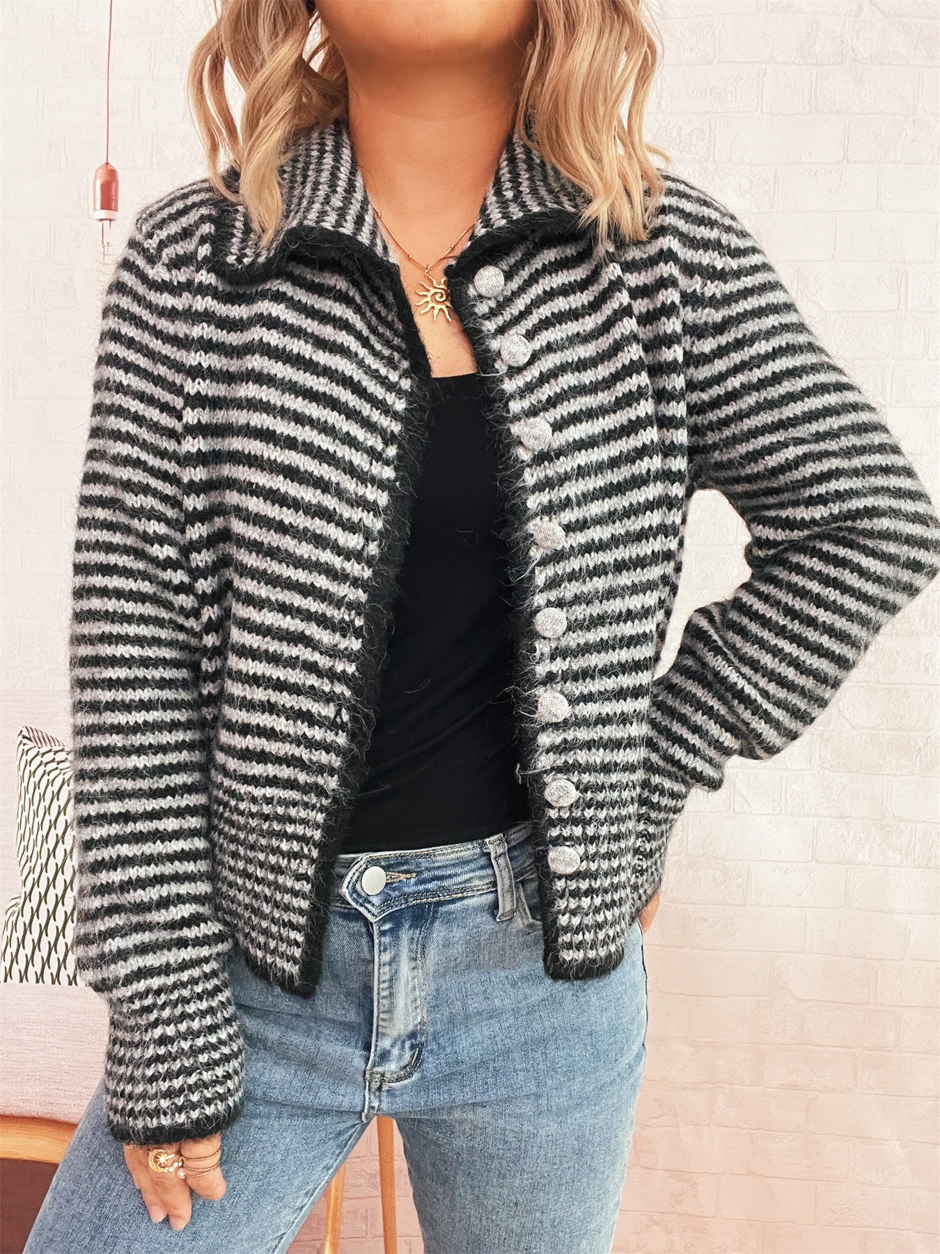 Damen gestrickte Kurzjacke mit modischem Streifenmuster und fluffigen Knöpfen Amawinc