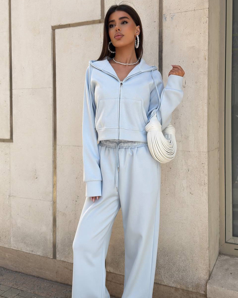 Damen Sportliches Outfit mit cropped Hoodie und weiten Jogginghosen Amawinc