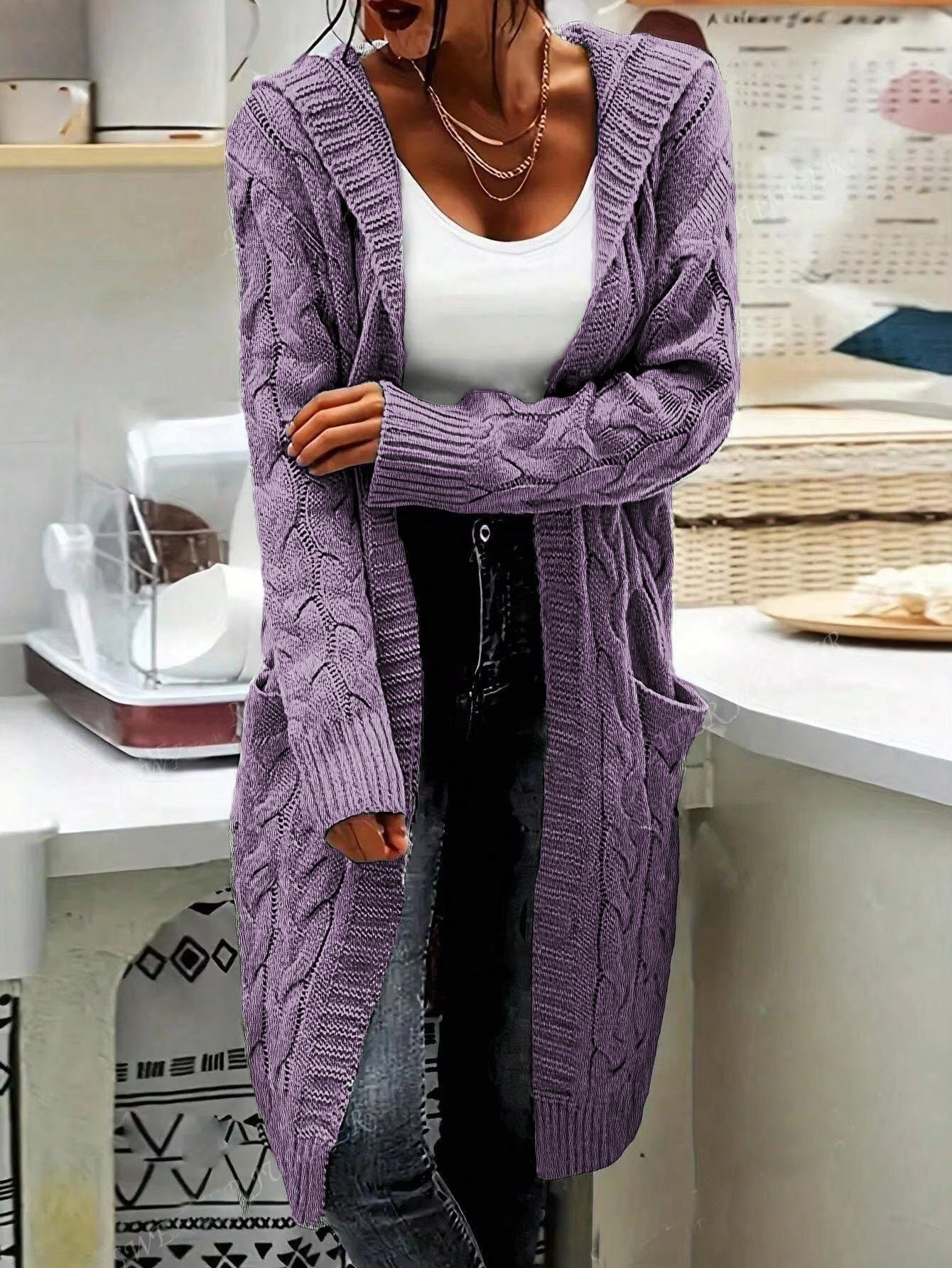 Damen Strickjacke im lässigen Langschnitt mit Zopfmuster und praktischen Taschen Amawinc