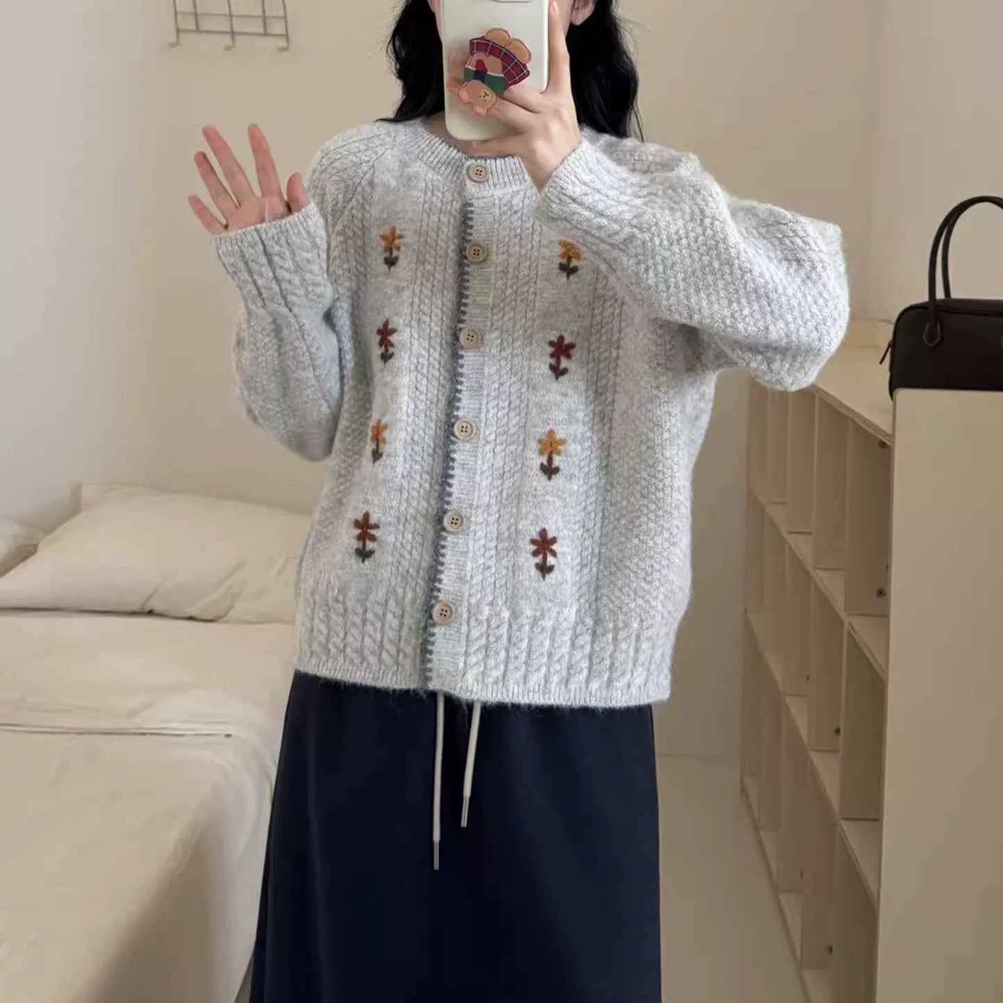 Damen Strickjacke mit floralem Design und hochwertigen Knopfdetails Amawinc