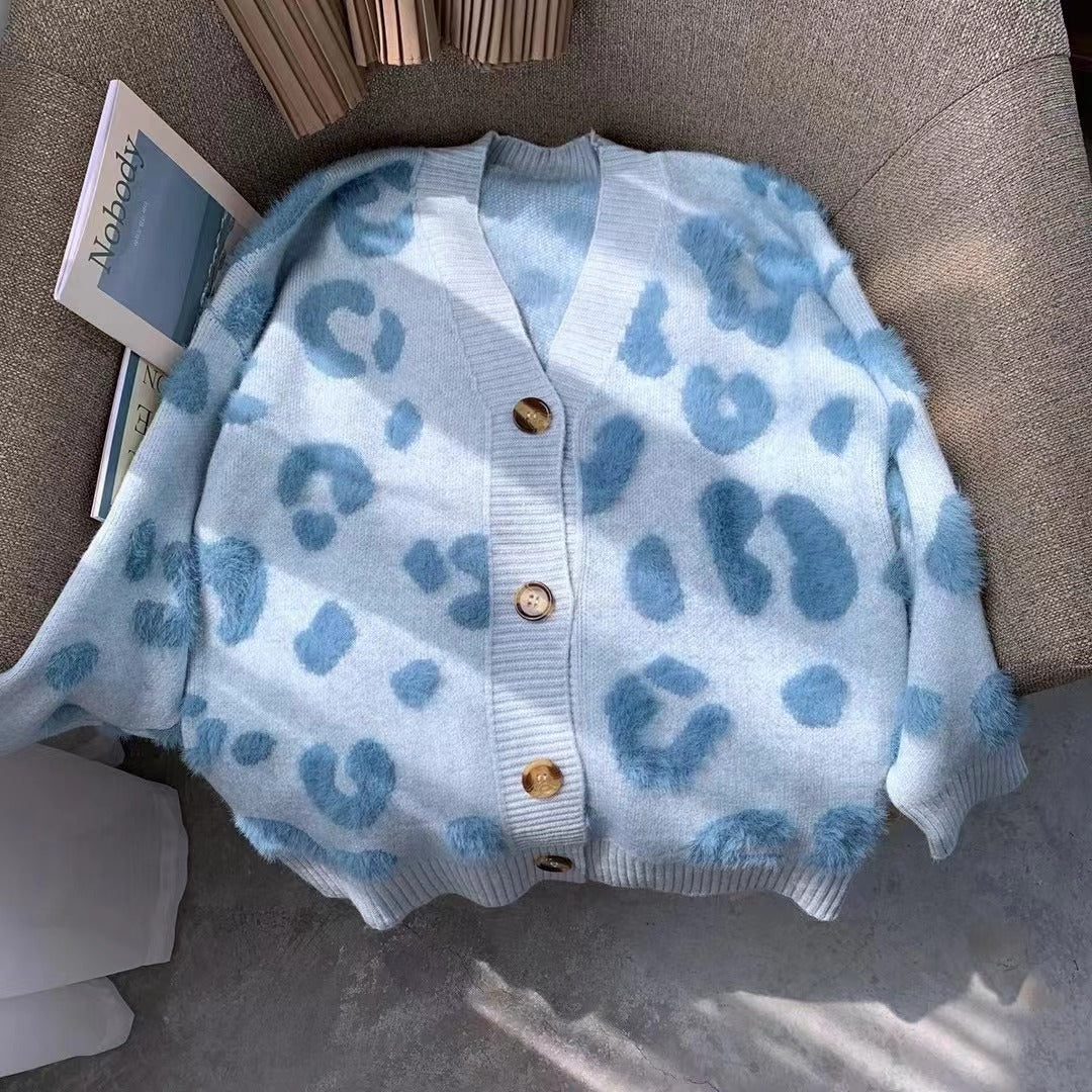 Damen Kuschelige Strickjacke mit herzförmigem Design und Knopfdetail Amawinc