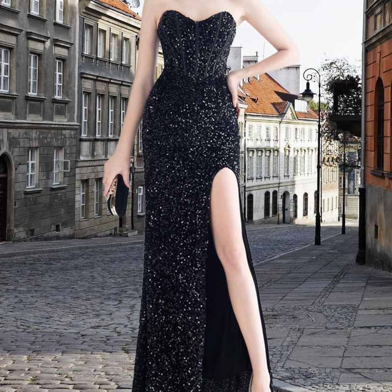 Elegantes trägerloses Fischschwanz-Abendkleid von Fudus mit gespaltenem Saum