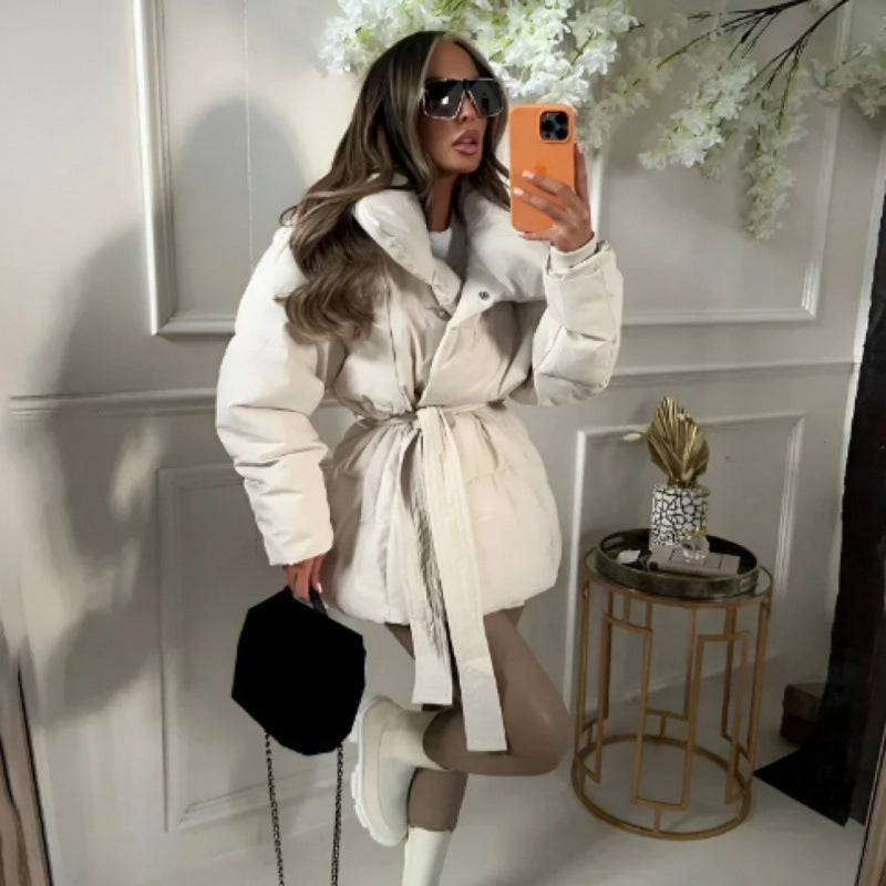 Damen modische Oversized-Daunenjacke mit breitem Kragen und Taillengurt Amawinc