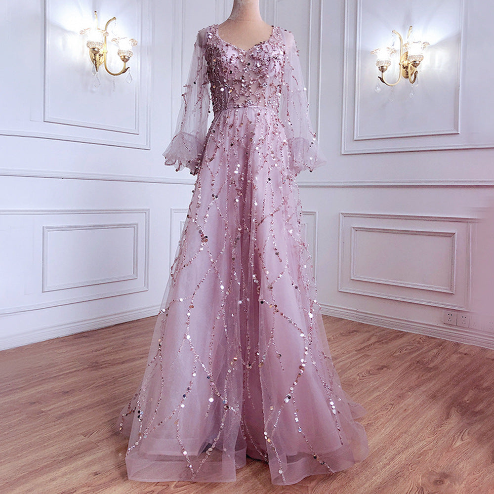 Fudus verführerisches langes Kleid im Stil einer sozialitären Königin
