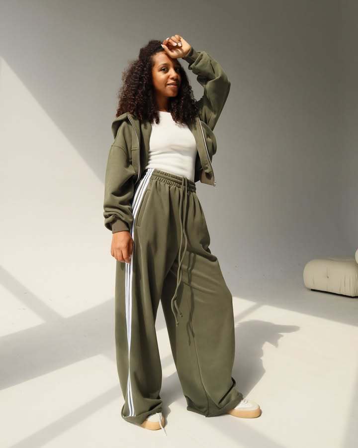 Damen Trendiges Sport-Lounge-Set mit cropped Sweatjacke und weit geschnittenen Jogginghosen Amawinc