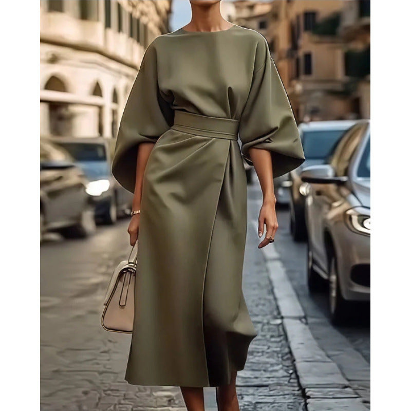 Fledermausärmeliges, lässiges Taillenkleid mit langem Rock von Fudus