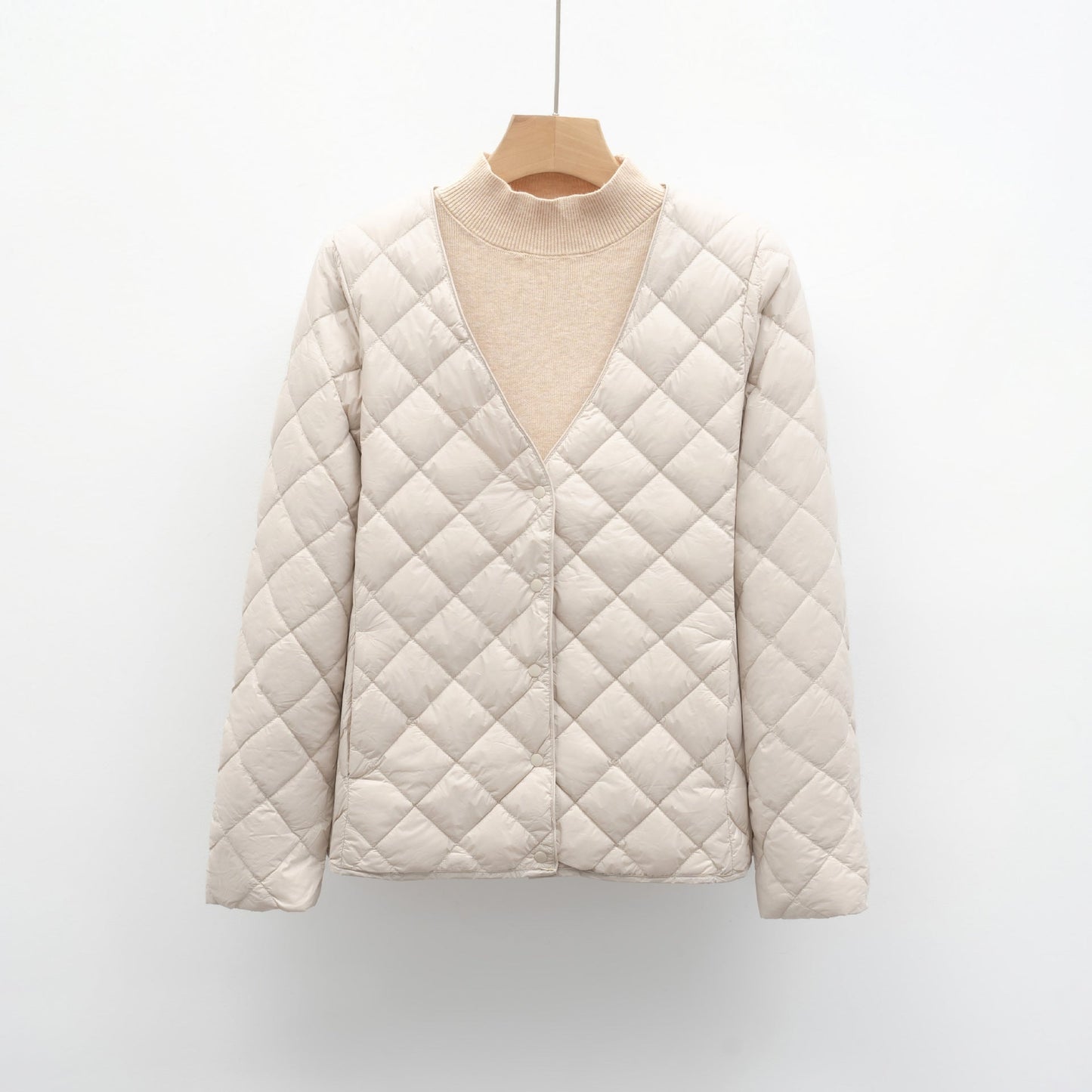 Damen gesteppte Übergangsjacke mit modernem V-Ausschnitt und knöpfbarem Verschluss Amawinc