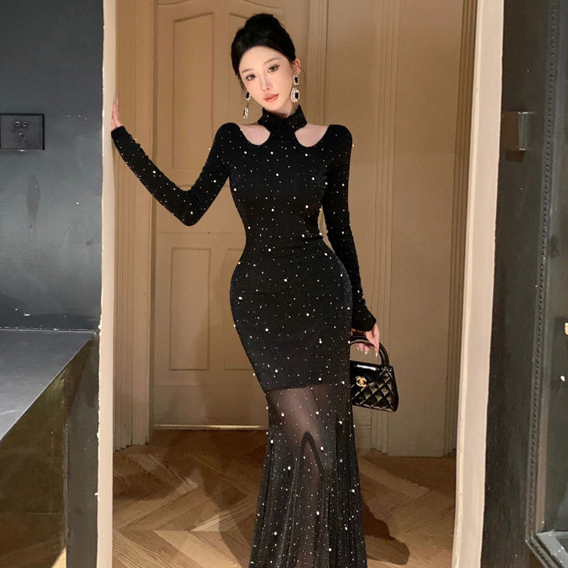 Elegantes Abendkleid mit Neckholder und Taillenbetonung von Fudus