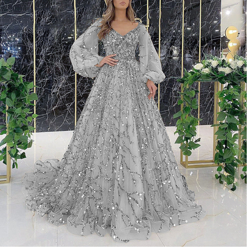 Fudus verführerisches langes Kleid im Stil einer sozialitären Königin
