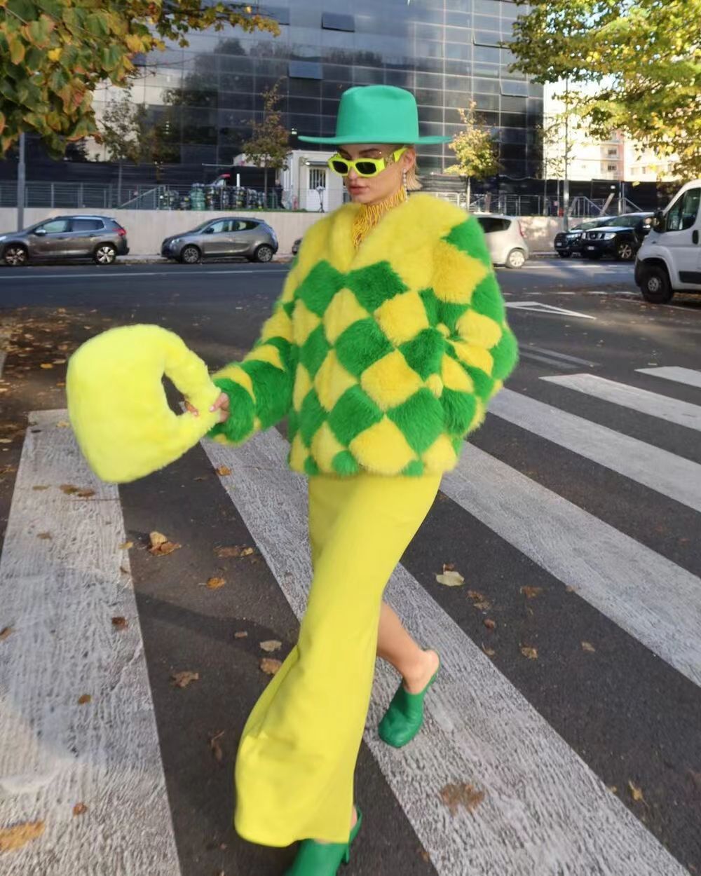 Damen Flauschiger Übergrößen-Kunstfellmantel mit modernen Mustern Amawinc