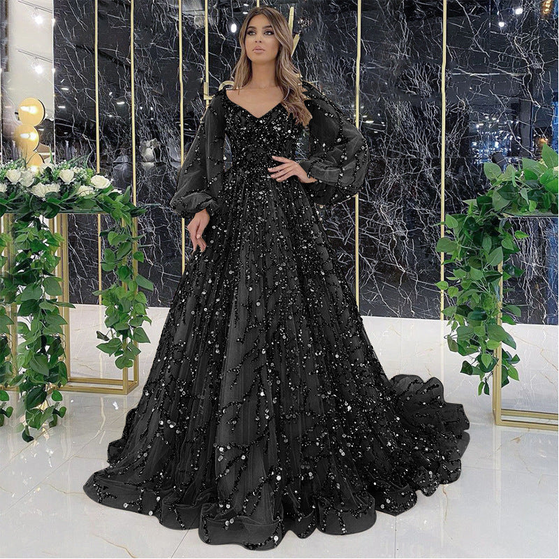 Fudus verführerisches langes Kleid im Stil einer sozialitären Königin