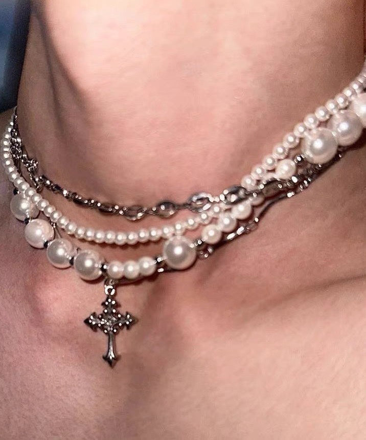 Collier original en métal colorblock avec perles superposées en zircon et croix graduée - Amawinc